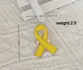 Broche ruban jaune en émail avec bords dorés et dimensions pour événement de charité - Jaune
