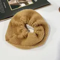 Gestricktes Haargummi in warmem Kamelbraun mit Rippstruktur für den Winter-Look - Schokoladenbraun