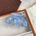 Pinza per capelli in acetato marmorizzato blu e bianco su un vassoio di legno - 9.8cm / Blu grigiastro