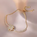 Verstellbares goldenes Kleeblatt-Armband mit weißen Zirkonsteinen auf Seide - Kleeblatt Rotierendes Armband