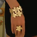 Set di gioielli a fiore dorato con bracciale aperto regolabile e anello coordinato - Stile Dorato (SL7813)
