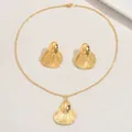 Vue détaillée de l'ensemble bijoux cœur doré avec texture plissée sur collier et boucles - Style Galet Éventail Plissé (XL5738)