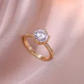 Bague ajustable plaquée or avec un grand zircon rond et des pierres latérales micro-pavées - Style Solitaire en Zircon Rond Doré de Luxe (J0298)