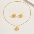 Détail du coffret de bijoux dorés avec collier floral et boucles d'oreilles clous - Style Floral Plissé 3D (XL5739)