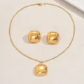 Détails d'un collier pendentif carré géométrique plaqué or avec boucles d'oreilles clous - Style Carré Courbé Minimaliste (XL5742)