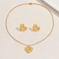 Vue détaillée de l'ensemble de bijoux coeur doré avec une finition de surface fondue - Style Cœur Texture Fondante Ondulée (XL5744)