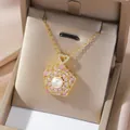 Collier élégant avec pendentif perle fleur de bauhinia rotative finition dorée - Collier Rotatif en Perles de Coquillage Rose (X0069-2)
