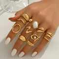 Set de 10 anillos geométricos dorados para mujer con perlas y diseños ondulados - Estilo de Perla Artificial Ondulada Minimalista (JZ1464) / Paquete de 10 / Dorado