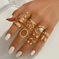 Set de 10 anillos dorados geométricos con perlas y diseños variados para mujeres - Estilo Perla Artificial Cadena de Ondas (JZ1461) / Paquete de 10 / Dorado