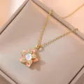Nahaufnahme der goldenen Blumenkette mit rosa Emaille und funkelnden Zirkonia-Details - Rosa rotierende Blumenhalskette / Gold