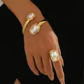 Détail de la manchette dorée et bague assortie avec perles baroques sur modèle - Style Perle Artificielle Blanche Base Or (SL7766D)