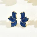 Detalle macro de pendientes trébol azules con bordes dorados y acabado de esmalte - Estilo Azul Klein (EH4785-4)