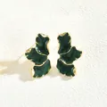 Detalle de pendientes de trébol en esmalte verde oscuro con elegantes bordes dorados - Estilo Verde Oscuro (EH4785-3)