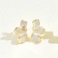Detalle de pendientes de trébol dorados con resina de perlas y bordes ondulados - Estilo Blanco Perla (EH4785-2)