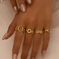 Set de cuatro anillos dorados geométricos ajustables para mujer con diseños de eslabón - Estilo Geométrico Dorado (JZ1243)
