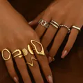 Conjunto de anillos geométricos minimalistas en oro y plata sobre fondo de terciopelo - Estilo de Color Mixto Oro Plata (JZ1247)