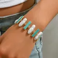 Böhmisches Goldarmband mit rechteckigem Türkis und Barockperlen an einem Frauenhandgelenk - Boho Türkis Perle Stil (SL7751)