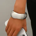 Detalle de brazalete ancho plateado con bordes irregulares y acabado de espejo pulido - Estilo Ancho Irregular de Onda Plateada (SL7770-6) / Plateado