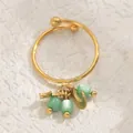 Detailansicht goldener offener Ring mit grünen Katzenaugenperlen und Stern-Mond-Anhängern - Grüne Glasperlen Stern Mond Stil (JZ1275-2)