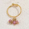Detailansicht verstellbarer Goldring mit Stern-, Mondanhängern und lila Perlen auf Weiß - Lila Glasperlen Stern Mond Stil (JZ1275-4)