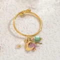 Nahaufnahme eines goldenen Rings mit Mond Stern Anhängern und bunten Perlenakzenten - Bunte Glasperlen Stern Mond Stil (JZ1275-5)