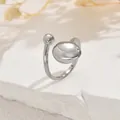 Detalle de un anillo de plata pulido con una cuenta sobre una base de piedra - Estilo de Guijarro Irregular Plateado (JZ1294-9)