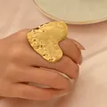 Anello dorato a forma di cuore martellato con finitura strutturata in stile vintage - Stile Cuore Martellato Grande (JZ1312-5) / Oro