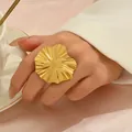 Elegante anello geometrico dorato con trama a pieghe martellata e design a fiori ondulati - Stile Petalo Plissettato Radiale (JZ1312-6) / Oro