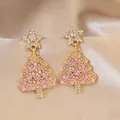 Orecchini a goccia ad albero di Natale con strass rosa e finitura dorata su seta champagne - Albero di Natale rosa