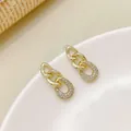Orecchini pendenti vintage in oro con zirconi su un vassoio di ceramica bianca - Orecchini a Catena - Piccoli