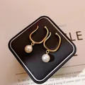 Eleganti orecchini a clip dorati a U con ciondoli di perle bianche in scatola nera - Oro Corto