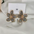 Orecchini a fiore vintage dorati con gemme grigie su sfondo di seta bianca elegante - Stile Ago in Argento Sterling 925 / Fiore Grigio (D0060)
