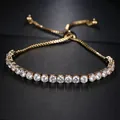 Dettaglio del bracciale tennis dorato regolabile con zirconi bianchi su fondo nero - Stile Zirconia Trasparente Oro / Color Oro