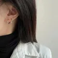 Orecchini a cerchio ritorti e irregolari in argento per un look vintage elegante - Polsino per Orecchio Mobius / Argento