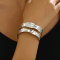 Vue détaillée du bracelet jonc ouvert argenté à double couche avec texture martelée plissée - Jonc Double Argenté Texture Plissée (SLSF812-2)