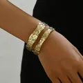 Bracelet manchette doré martelé au design ondulé élégant et ouverture ajustable - Jonc Doré Bord Ondulé Texture Martelée (SLSF812-1)