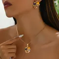 Parure de bijoux florale dorée avec cristaux colorés portée par un mannequin - Style de Pierre Précieuse Incrustée Fleur (XL5416-9)