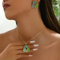 Parure de bijoux floraux en émail avec boucles d'oreilles asymétriques portées par mannequin - Style Émail Marbré Forme Organique (XL5416-17)