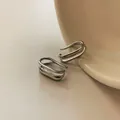 Minimalistische silberfarbene zweilagige Ohrmanschetten im Set mit glatter Oberfläche - Silber