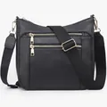 Détail du sac bandoulière en cuir noir avec deux zips dorés et large sangle en nylon - Noir