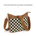 Détail du sac bandoulière à carreaux avec cuir PU marron et large sangle nylon - Marron