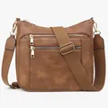 Détail du sac bandoulière marron en similicuir texturé avec deux zips dorés - Marron