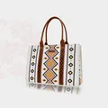 Dettaglio di motivi bohémien e texture in pelle su una borsa tote in tela - Grande / Bianco Crema/Rosa