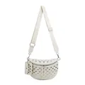 Détail du sac banane en paille blanc cassé avec clous argentés et large bandoulière - Clouté Blanc