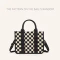 Borsa tote in paglia a scacchi bianchi e neri con manici in pelle da donna - Plaid Tinta Unita Nero