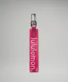 Dettaglio del cinturino in tessuto rosa con gancio a molla argento e testo logo - Malva e Bianco