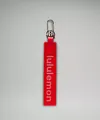 Portachiavi in tessuto rosso con moschettone in metallo argento e logo lululemon - Rosso bianco