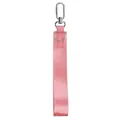 Portachiavi in nylon rosa con anello a D in metallo argento e moschettone su sfondo bianco - Rosa