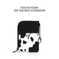 Porte-cartes en L à motif vache avec chaîne en métal et dessus en cuir noir - Imprimé Vache Noir Blanc