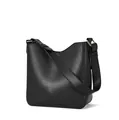 Détail du sac à bandoulière noir minimaliste montrant la texture du cuir et la boucle dorée - Noir